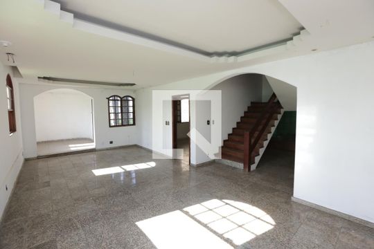 Casa à venda com 4 quartos, 577m² em Glória, Contagem