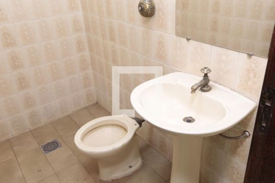 banheiro externo de casa à venda com 4 quartos, 577m² em Glória, Contagem