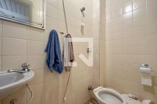 Área de Serviço - banheiro de apartamento para alugar com 3 quartos, 190m² em Balneario Guarujá, Guarujá