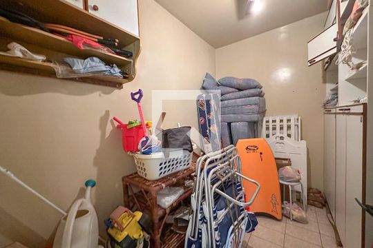 Área de Serviço - quarto de apartamento para alugar com 3 quartos, 190m² em Balneario Guarujá, Guarujá