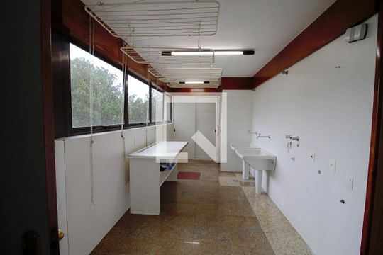 Área de Serviço de apartamento para alugar com 3 quartos, 550m² em Vila Suzana, São Paulo