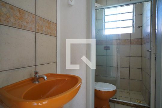 Banheiro de apartamento à venda com 1 quarto, 42m² em Vila Assunção, Porto Alegre