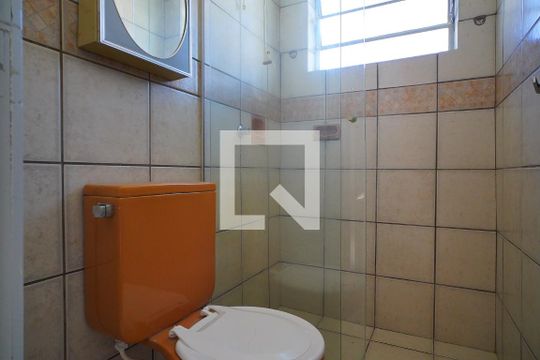 Banheiro de apartamento à venda com 1 quarto, 42m² em Vila Assunção, Porto Alegre