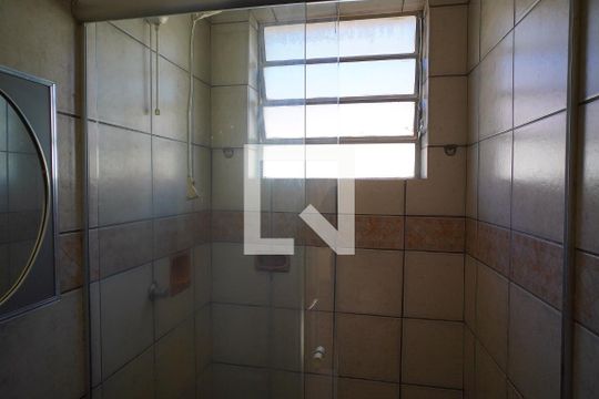 Banheiro de apartamento à venda com 1 quarto, 42m² em Vila Assunção, Porto Alegre