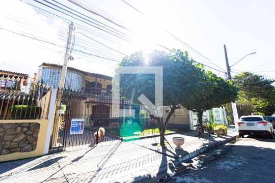 Fachada de casa à venda com 4 quartos, 670m² em Taquara, Rio de Janeiro