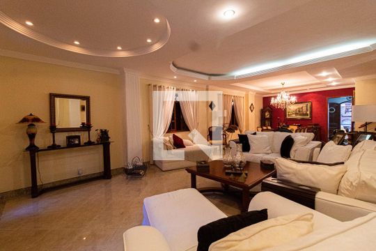 Sala de casa para alugar com 4 quartos, 670m² em Taquara, Rio de Janeiro
