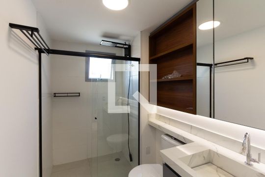 Banheiro de kitnet/studio para alugar com 1 quarto, 28m² em Indianópolis, São Paulo