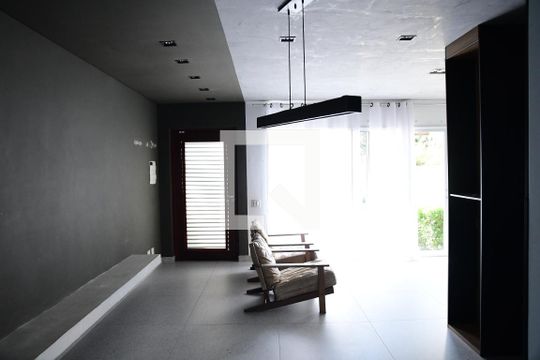 Sala de casa de condomínio para alugar com 4 quartos, 200m² em Jardim Rebelato, Cotia