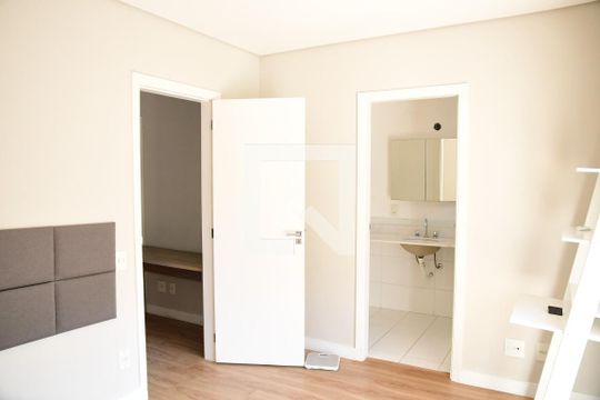 Suíte de casa de condomínio para alugar com 4 quartos, 200m² em Jardim Rebelato, Cotia