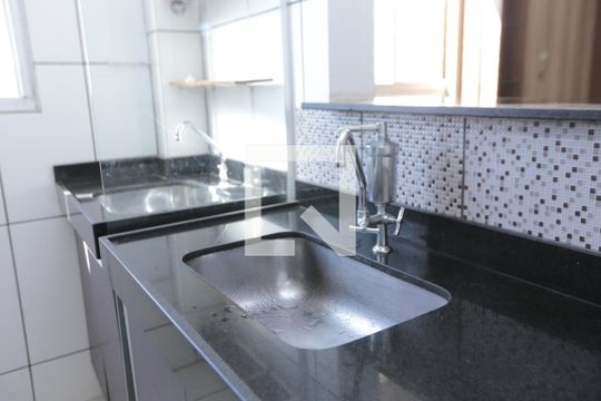 Cozinha de apartamento à venda com 2 quartos, 45m² em Califórnia, Contagem