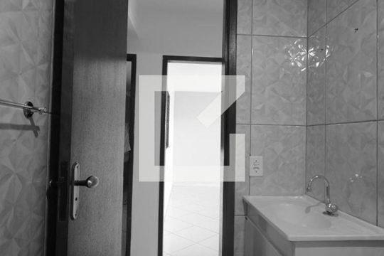 Banheiro de apartamento para alugar com 2 quartos, 55m² em Vila Kosmos, Rio de Janeiro