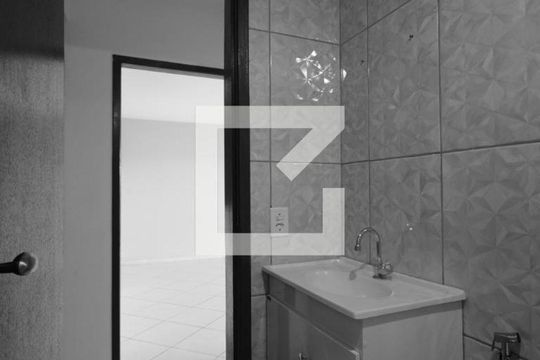 Banheiro de apartamento para alugar com 2 quartos, 55m² em Vila Kosmos, Rio de Janeiro