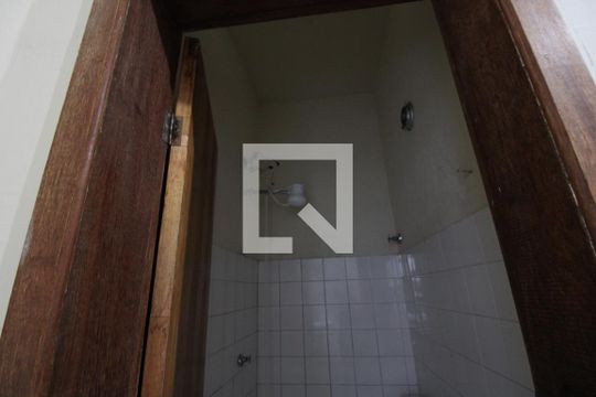 Banheiro de kitnet/studio para alugar com 1 quarto, 20m² em Alto dos Pinheiros, Belo Horizonte