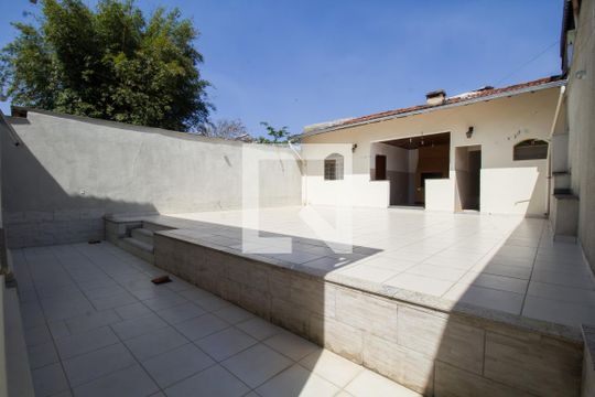 Quintal de casa para alugar com 4 quartos, 340m² em Aparecida, Belo Horizonte