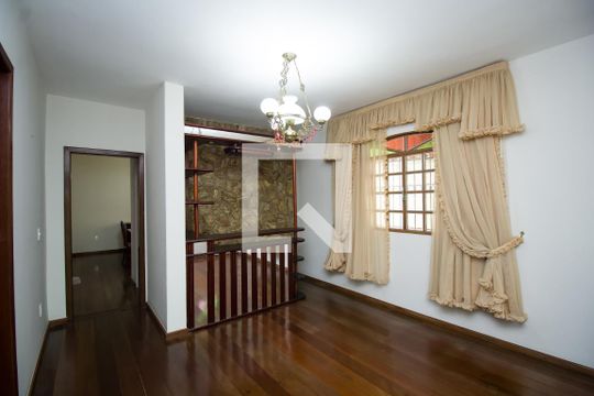Casa para alugar com 4 quartos, 340m² em Aparecida, Belo Horizonte