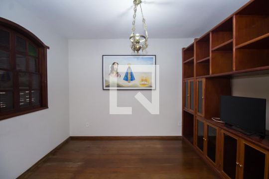Sala 2 de casa para alugar com 4 quartos, 340m² em Aparecida, Belo Horizonte