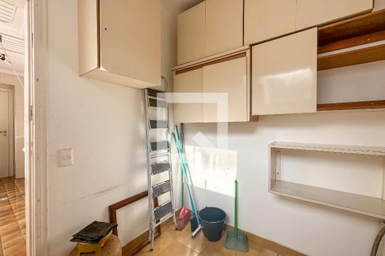 Área de Serviço - quarto de apartamento para alugar com 3 quartos, 100m² em Barra Funda, Guarujá