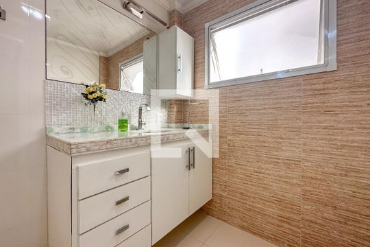 Banheiro de apartamento para alugar com 3 quartos, 100m² em Barra Funda, Guarujá