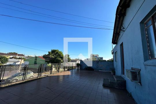 Pátio  de casa à venda com 3 quartos, 120m² em São José, Canoas