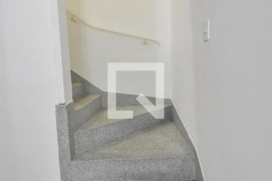 Escada  de casa para alugar com 3 quartos, 180m² em Campo Belo, São Paulo