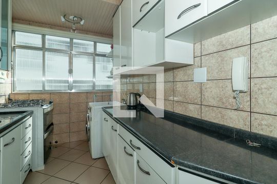 Cozinha de apartamento para alugar com 1 quarto, 43m² em Vila Ipiranga, Porto Alegre