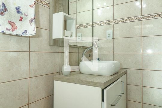 Banheiro da Suíte de apartamento para alugar com 1 quarto, 43m² em Vila Ipiranga, Porto Alegre