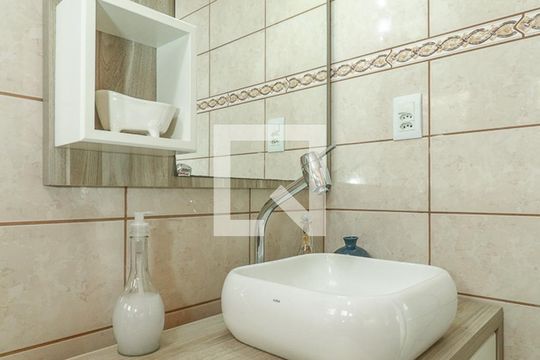 Banheiro da Suíte de apartamento para alugar com 1 quarto, 43m² em Vila Ipiranga, Porto Alegre