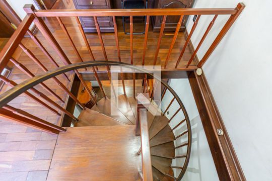 Escada Dormitórios de casa à venda com 2 quartos, 160m² em Vila Apiai, Santo André