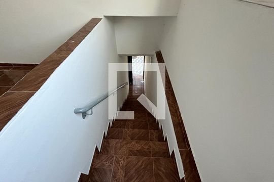 Escada de casa para alugar com 1 quarto, 188m² em Parque Imperial, São Paulo