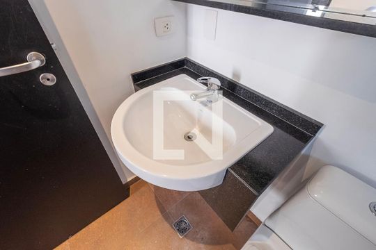 Banheiro de kitnet/studio para alugar com 1 quarto, 27m² em Jardim Paulista, São Paulo