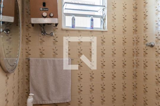 Banheiro de serviço de apartamento à venda com 3 quartos, 130m² em Tijuca, Rio de Janeiro