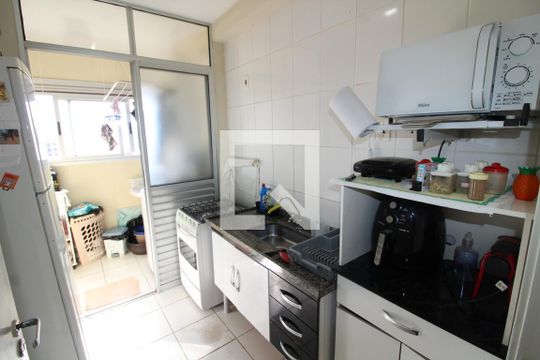 Cozinha de apartamento para alugar com 2 quartos, 50m² em Jardim Três Marias, São Paulo
