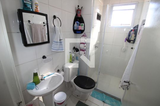 Banheiro de apartamento para alugar com 2 quartos, 50m² em Jardim Três Marias, São Paulo