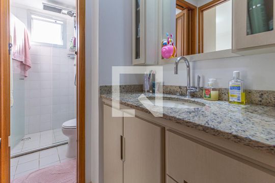 Banheiro da suíte de apartamento à venda com 3 quartos, 74m² em Jaguaribe, Osasco