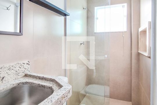 Banheiro de kitnet/studio para alugar com 1 quarto, 24m² em Jardim Ismenia, São José dos Campos