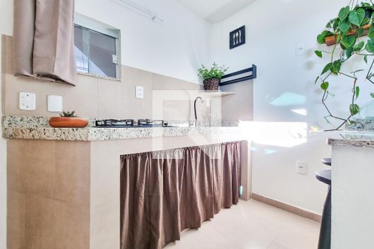 Cozinha de kitnet/studio para alugar com 1 quarto, 24m² em Jardim Ismenia, São José dos Campos