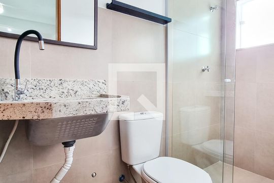 Banheiro de kitnet/studio para alugar com 1 quarto, 24m² em Jardim Ismenia, São José dos Campos