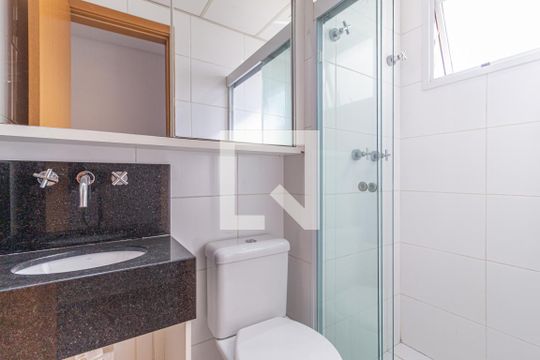 Banheiro da suíte de apartamento à venda com 2 quartos, 55m² em Quitaúna, Osasco