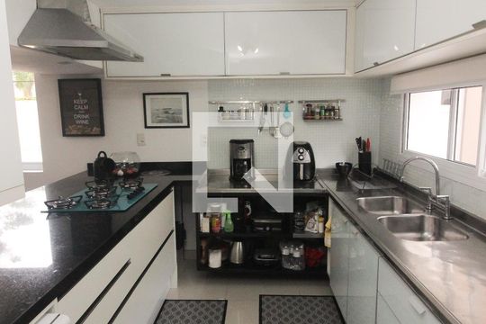 Cozinha de casa à venda com 3 quartos, 280m² em Guarujá, Porto Alegre