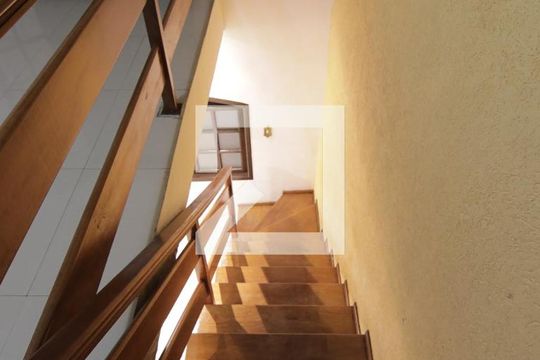 Escada  de casa para alugar com 3 quartos, 70m² em Parque Cisper, São Paulo