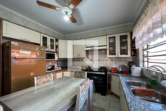 Cozinha  de casa à venda com 3 quartos, 210m² em Niterói, Canoas