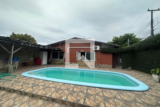 Piscina de casa à venda com 3 quartos, 280m² em Niterói, Canoas