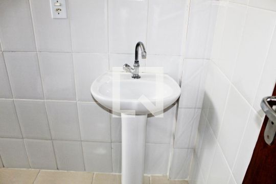 Banheiro de apartamento à venda com 2 quartos, 56m² em Vila Carmosina, São Paulo