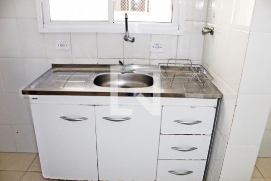 Cozinha de apartamento à venda com 2 quartos, 56m² em Vila Carmosina, São Paulo