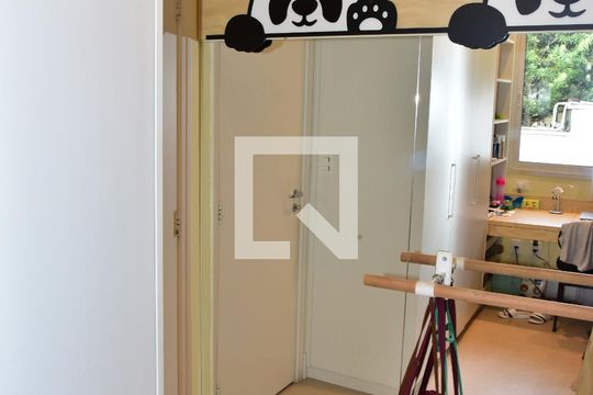 Quarto 3 de casa de condomínio à venda com 4 quartos, 241m² em Vila Sofia, São Paulo