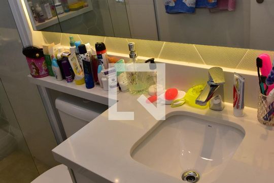 Banheiro de casa de condomínio à venda com 4 quartos, 241m² em Vila Sofia, São Paulo
