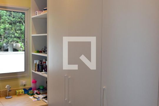 Quarto 3 de casa de condomínio à venda com 4 quartos, 241m² em Vila Sofia, São Paulo