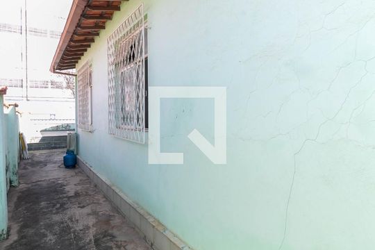 Área Externa de casa à venda com 3 quartos, 400m² em Sagrada Família, Belo Horizonte