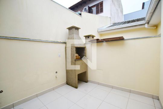 Pátio/Serviço de casa à venda com 3 quartos, 79m² em Guarujá, Porto Alegre