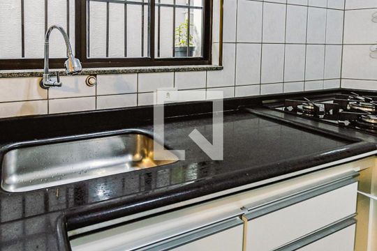 Cozinha de casa para alugar com 3 quartos, 180m² em Parque Sao Domingos, São Paulo